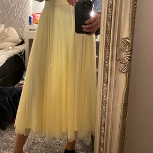 Monki kjol  - Gul kjol ifrån monki storlek xs använd fåtal gånger.   Frakt ingår inte 