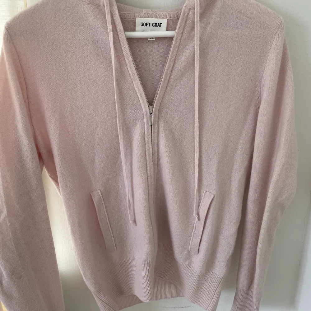 En jättefin rosa cashmere tröja från Softgoat! Nypris är 2095kr och den fina ljusrosa färgen säljs inte längre💕. Stickat.