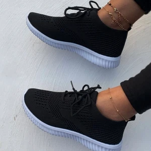 Nya skor gympskor idrott  - Helt nya svarta skor i Str 38