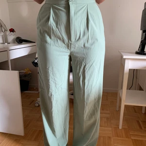 gröna kostymbyxor  - gröna kostymbyxor från stradivarius som kommer tyvärr inte till användning för det är inte min stil men tycker dom är riktigt fina ändå. storlek 40 men är lite stora så hade nog passat 42 med!🌸💕