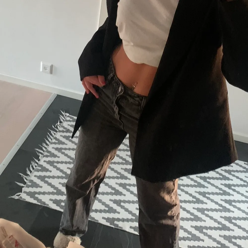 Snygga gråa raka jeans, knappt använda!! Är ungefär 165 cm lång! Liknar Zara jeansen😍. Jeans & Byxor.