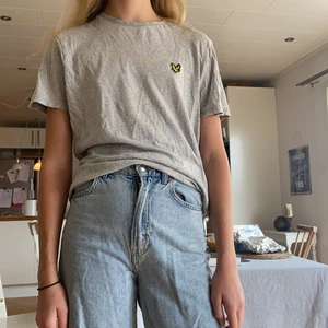 T-shirt, grå. - En snygg lyle and scott t-shirt med bra passform och fin grå färg. 170 small.