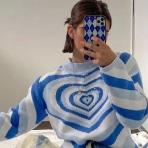 Blå heart wave sweater - Nuvarande bud: 400 kr❣️Säljer nu den jättefina populära blå hjärt tröjan från märket Cider i princip nyskick 💙 säljer då den inte kommit till önskad användning 