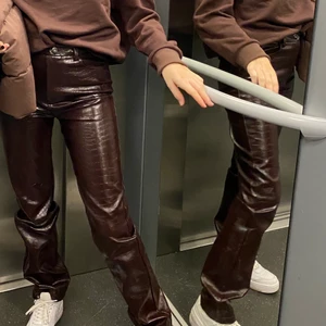Bruna läderbyxor  - Säljer de absolut snyggaste läderbyxorna!! Knappt använda så väldigt bra skick! Passar på mig som är 160 lång och har midjemått 67cm. Köparen står för frakt!