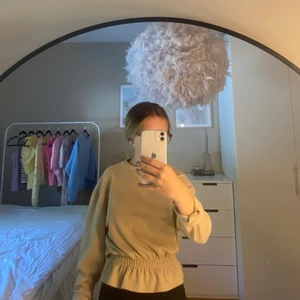 beige tröja - en beige tröja från Ginatricot med volang, aldrig använd, alltså i nyskick. I storlek XS ! 