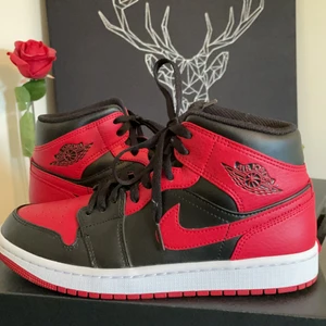 Jordans - Lägger ut igen pga oseriösa köpare! Säljer mina knappt använda jordan 1 mids ”Banned” med tillkommande crease skydd!  Orginal lådan och kvitto finns.  Säljer för 1000kr inklusive frakt 