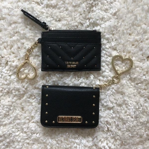 Vicrorias secret - Fina typ oanvända plånböcker från VS, org pris 500kr men släljer för 250kr.  Den ihopfällbara är såld