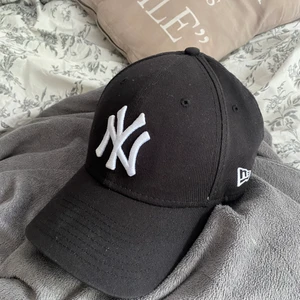 NY keps- svart - svart NY keps i nästan helt nytt skick!! One size 