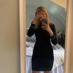 Ribbad klänning  - Säljer denna mörk blåa ribbade klänning  pga den används inte. Klänningen är i storlek 34 men funkar som 36 och 38! Köparen står för frakt❤️