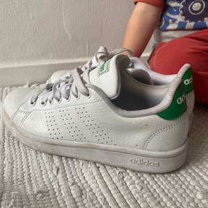 Adidas sneakers vita o gröna detaljer, passar till allt! Strl 38