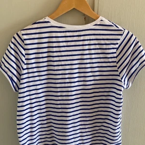 Randig tröja  - Superfin randig T-shirt! Säljer då jag har 2 redan sen innan! Sitter snyggt. Frakt är inräknat i priset!