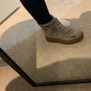 Vinterskor strl 36  - Superfina gråa höga skor med snören i fint skick, (vet inte vad det är för märke). 200 kr, köpare betalar för frakt. 💕