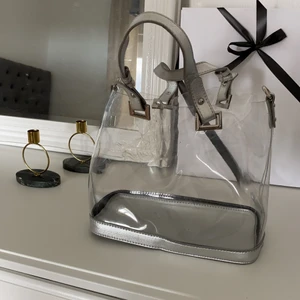 Väska  - Säljer denna genomskinliga väska 