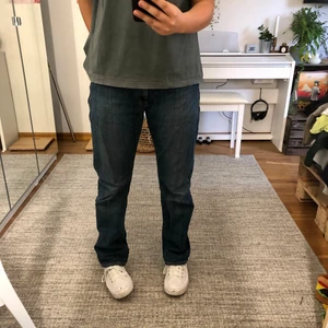 JEANS - Ett par jeans jag köpt för längesen. I killmodell men jag har sytt ihop de vilket inte syns (💁🏼‍♀️). Skulle säga att de motsvarar en M och de sitter lite oversized. Säljer för 179kr + frakt.