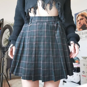 DISTURBIA kjol med veck - Veckad kjol med dragkedja i sidan från disturbia! Den är sparsamt använd och har en bra längd. Möts i Stockholm eller postar mot fraktkostnad.