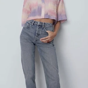 Gråa/blåa zara jeans i storlek 38  - Mid rise zara jeans i storlek 38 men sitter som en 36. Köpta här på Plick men prislappen är på så oanvända. Om många är intresserade blir det budgivning❤️frakten är 80kr och ingår inte i priset 