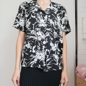 Svartvit hawaiiskjorta - Lite oversize på mig som brukar ha storlek s, passar M-L skulle jag säga. Köpt second hand men är i superfint skick! 