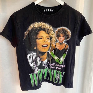 Whitney T-shirt  - Whitney Houston T-shirt från Carlings i strl S💚