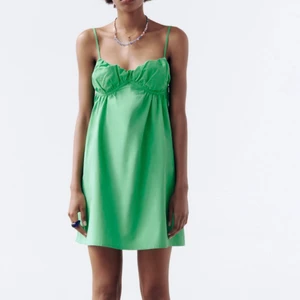 Fin grön klänning från zara - Säljer nu denna jättefina klänning från zara som jag köpte för ca 1 månad sen. Ascool upptill! Tycärr använder jag den inte så mycket och säljer den därför istället❤️❤️ skriv för fler bilder