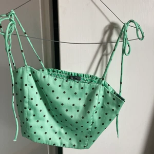 Zara topp - säljer min älskade topp ifrån zara då jag inte använder den längre. dragkedjan gick tyvärr sönder på den så jag har sytt fast en egen dragkedja. inget man ser eftersom den är under armen på sidan. kan skicka fler bilder❤️