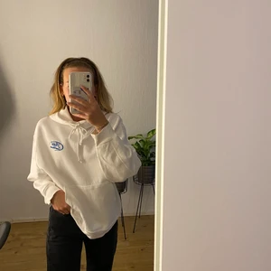 Hoodie - Superfin hoodie från zara. Storlek s men ganska stor! 100kr + frakt. OBS!! Har en pytteliten fläck som syns på sista bilden🥰