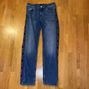 Gant jeans - Jag säljer mina gant jeans som är använda några få gånger. Jag säljer dom nu för 400 kr och frakten ingår! Storleken är 158-164. Dom är inte slitna eller något sånt!