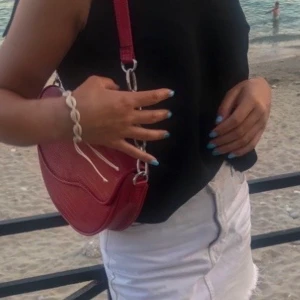 Väska - Röd väska som rymmer rätt mycket och är sparsamt använd. Köpare står för frakt. ❤️‍🔥😼