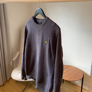 Lyle & Scott college tröja - En tjocktröja från Lyle & Scott i storlek M. Den är mörkgrå i färgen. Säljs pga av att den inte används längre.