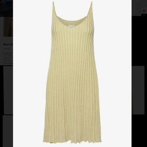 Grön sommarklänning, storlek s - Grön helt oanvänd skimrig klänning från Day Birger et Mikkelsen. Storlek S, passar även M 