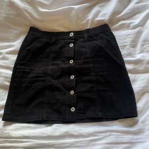 Kjol - Kjol från kappahl. Strl 170, väldigt fint skick.  Köparen står för frakten om du inte kan mötas upp (endast i Falköping).                                                                                 Om du kombinerar med fler av mina plagg tar jag endast en frakt avgift. Köparen ska även betala innan plagget skickas med ett bevis från swish. 