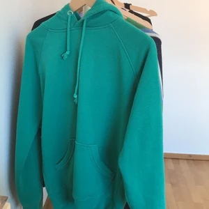 Hoodie  - Grön hoodie !! Säljer för den inte har kommit till användning längre