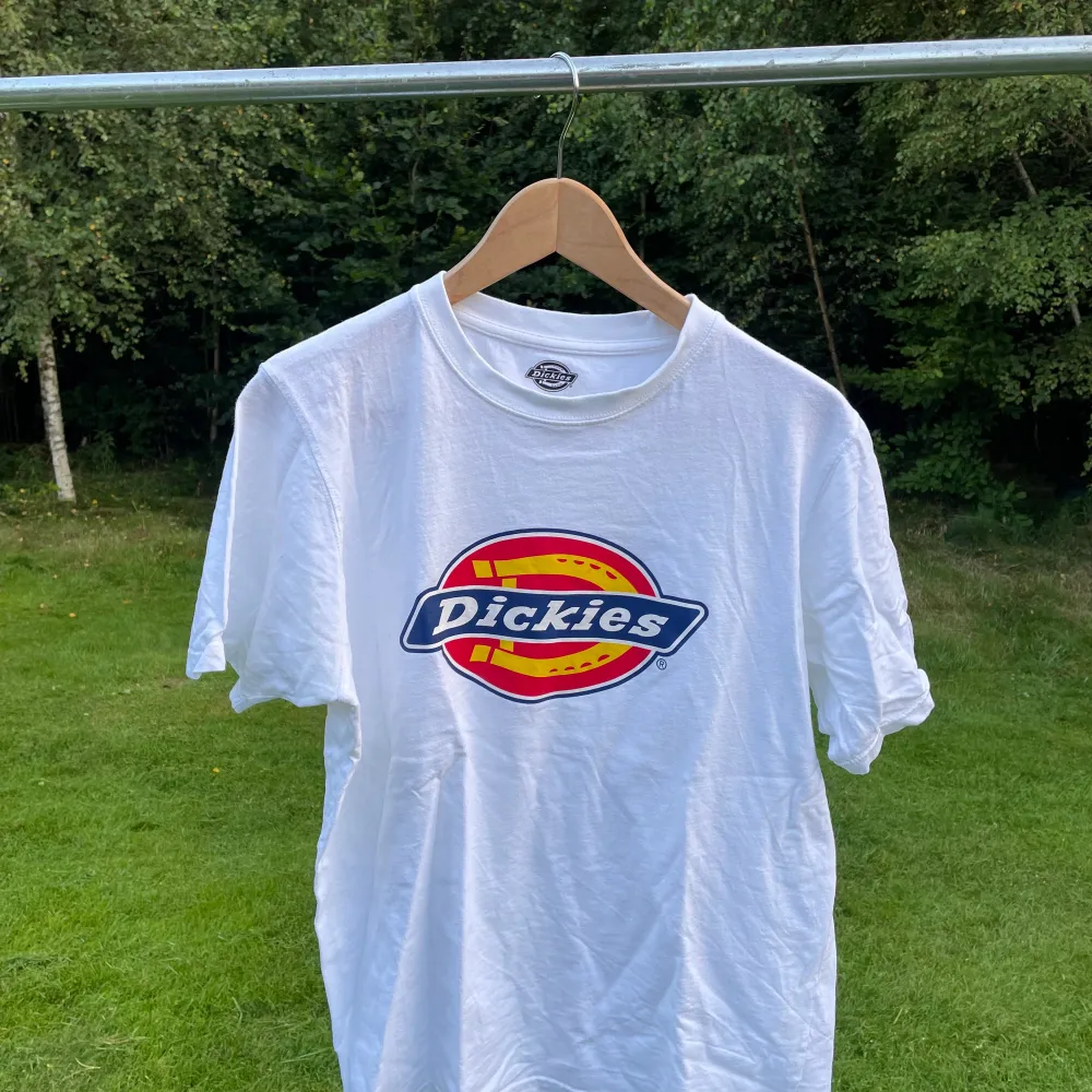 Säljer en supersnygg vit Dickies t-shirt i storlek M. Använd några gånger, men fortfarande i mycket bra skick. Utgångspris 100kr, frakt ingår ej.. T-shirts.