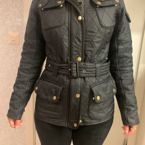 Barbour jacka storlek 34/36 - Hej! Jag säljer en svart barbour jacka i väldigt bra skick. 