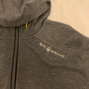 Sailracing kofta - Mörkgrå sailracing kofta, gammal men bra skick och fläckfri 🪙 Tror ej att den finns att köpa längre men väldigt fin🖤