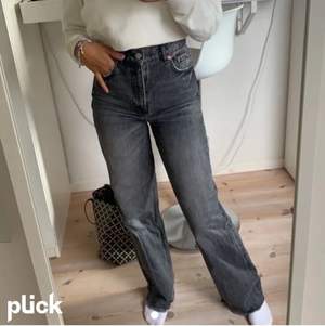 LÅNDADE BILDER! Funderar på att sälja dessa gråa jeans från zara pågrund av att dom inte passar💖 Strl 38 men skulle säga att dom är mer som en 36 då dom är lite mindre i storleken💕Skriv privat för egna bilder