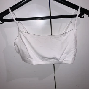 Helt ny topp - Detta är en helt nu topp som är köpt på zalando. Storleken är förliten för mig så jag tänker att den kan passa någon annan! Ps. Köparen står för frakten! 