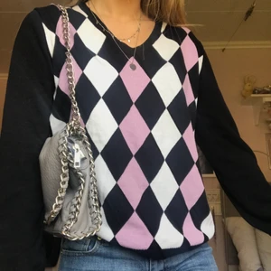 Rutig tröja - Fin tröja i storleken L men som passar mig med storlek S också 💗🖤🤍 120kr+frakt eller högstbjudande om flera är intresserade:) 
