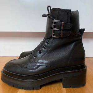 Bronx skor - Ett par svarta kängor från Bronx storlek 39 men passar även de som har storlek 38! Det är äkta läderskor med rött läder innanför! Köptes förra sommaren och har bara använts 5 gånger. Så är i bra skick! Nypris 1200kr 