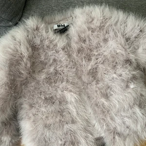 Fjäder jacka  - Jätte fin Fjäder jacka i grå från Dennis maglic. Jackan är i äkta fjädrar och endast använd en gång! Använder den tyvärr inte längre och därför säljer jag den. Strl M