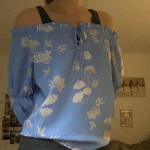 Off shoulder tröja storlek 36 - Jättesöt tröja från Gina tricot i storlek 36. Plagget har aldrig kommit till användning. Köparen står för frakt💕