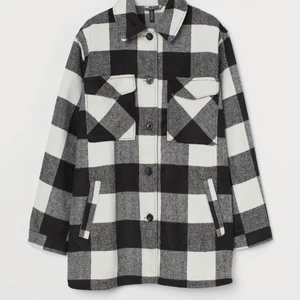 Oversized skjortjacka  - En som ny oversized skjortjacka från hm. I storlek XS men passar de som oftast brukar ha S. Perfekt nu till hösten!