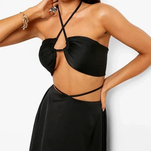 Black dress - Helt ny klänning. Överdelen och underdelen sitter inte fast vilket betyder att man även kan matcha dem med andra plagg. Endast testad.