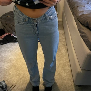 Jeans - Säljer ett par väldigt fina byxor ifrån weekday som tyvärr inte kommer till användning längre. Dom är lägre framtill och sedan sydda så att dom är högre vid höfterna. Köpta för ungefär 500kr och nästan aldrig använda. 350kr plus frakt 