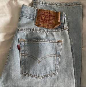 Förra ägarens bilder) Ljusblå, vintage levis 501 jeans som jag köpte här på plick för ett tag sen. Väljer att sälja vidare då jag har ett annat par som är nästan exakt likadana. De är storlek 29/34 men sitter mindre och passar på mig som har waist 24/25