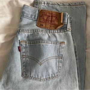 VINTAGE LEVIS JEANS - Förra ägarens bilder) Ljusblå, vintage levis 501 jeans som jag köpte här på plick för ett tag sen. Väljer att sälja vidare då jag har ett annat par som är nästan exakt likadana. De är storlek 29/34 men sitter mindre och passar på mig som har waist 24/25