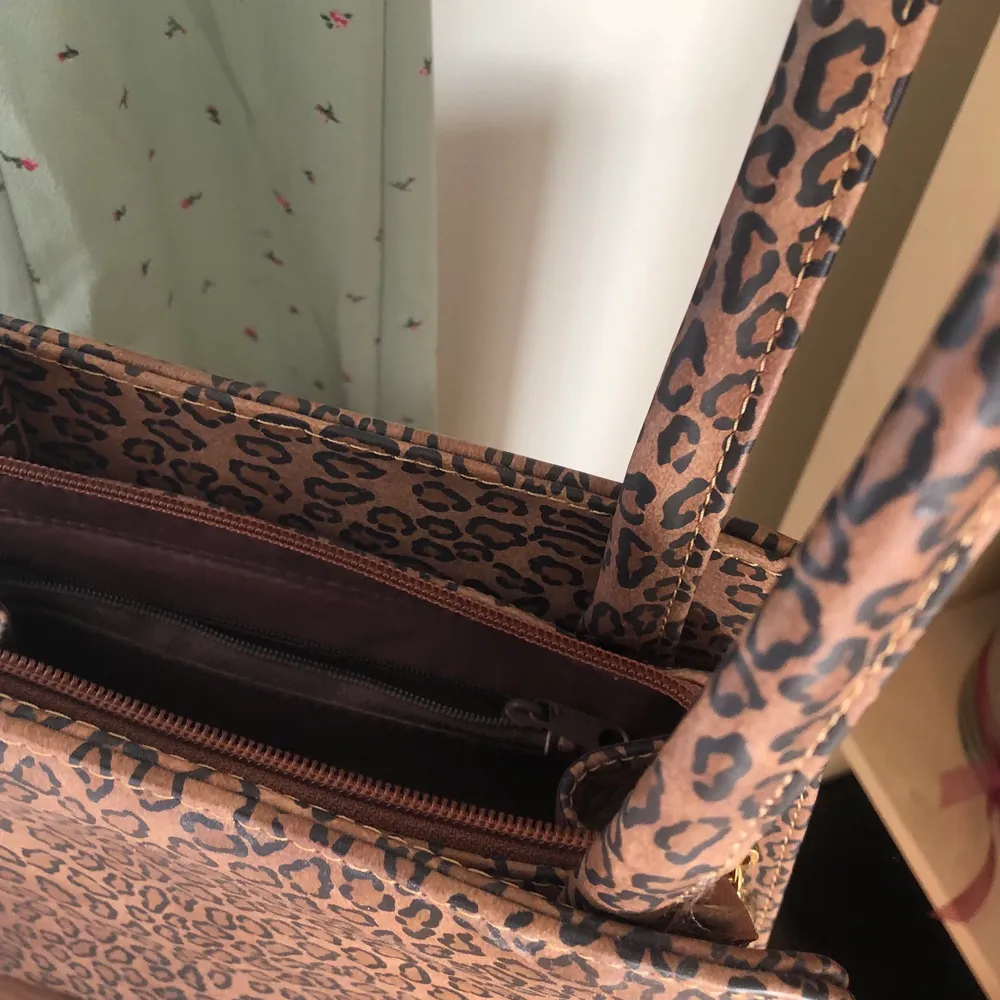 Leopard väska med långa handtag . Väskor.