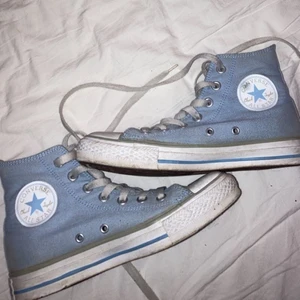 Converse - säljer mina ljusblåa all star äkta converse high då de inte kommer till använding😇 perfekta nu till hösten