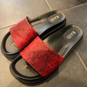 Tofflor  - Tofflor från märket Raid, endast använda några gånger under en sommar! 