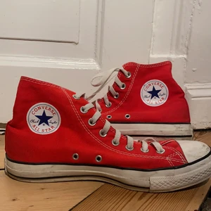 röda converse - använda 1 eller 2 gånger eftersom de är för stora för mig (jag har storlek 40) de är smutsiga där fram (se bild) men det är bara att tvätta bort. annars är de i perfekt skick, både skosnörena och skorna! 