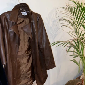 brun snygg jacka 🤎 - strl S. använd 1-2 gånger max, så i superbra skick. köpte den från en designerkollektion på nakd. skicka medd om ni är intresserade, möts upp eller fraktar :)